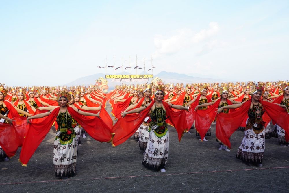 Ribuan Penonton Padati Festival Gandrung Sewu di Banyuwangi