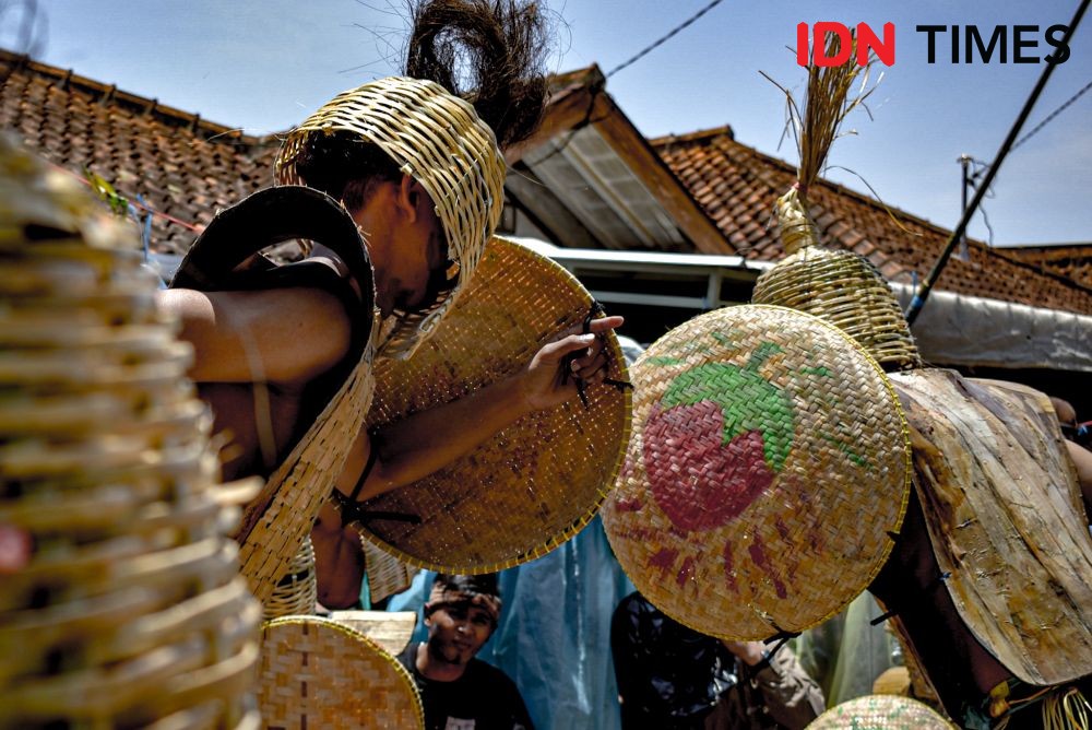 [FOTO] Menyaksikan Keseruan Tradisi Perang Tomat di Lembang