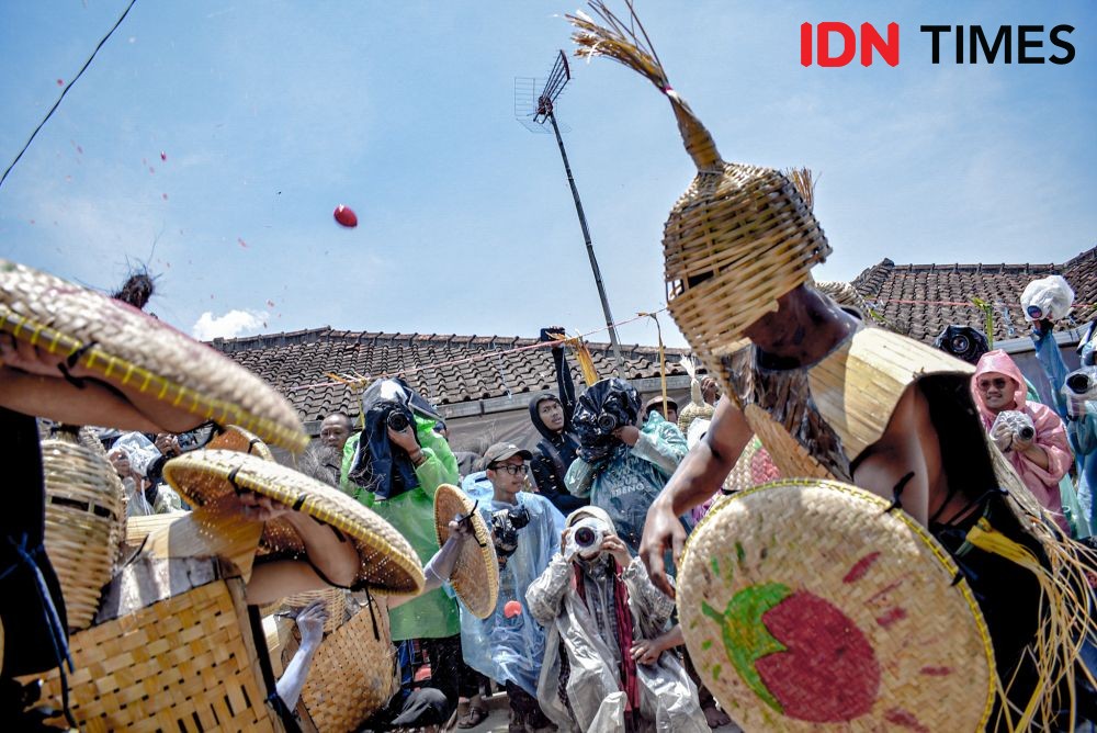 [FOTO] Menyaksikan Keseruan Tradisi Perang Tomat di Lembang