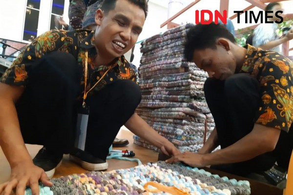 Kegigihan Ari Fajar, Tunanetra asal Lumajang yang Jadi Perajin Keset