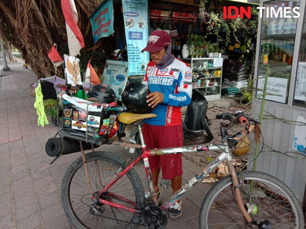 Pria Ini Naik Sepeda Dari Papua-Bali, Jari Nyaris Putus Saat Dibegal