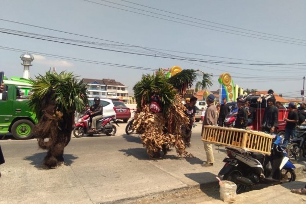 Ribuan Warga Ikuti Acara Nyiramkeun Pusaka Kerajaan Talaga Manggung