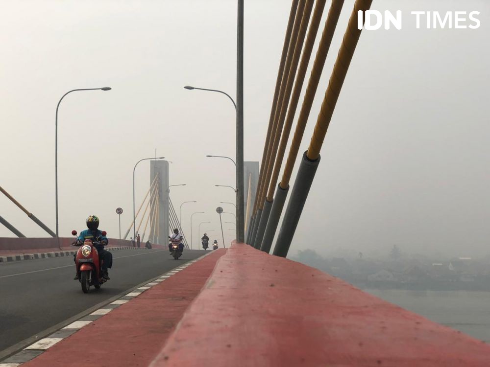 [Foto] Potret Palembang Tertutup Asap, Jembatan Ampera Menghilang   