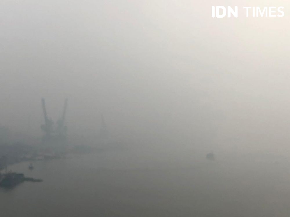 [Foto] Potret Palembang Tertutup Asap, Jembatan Ampera Menghilang   