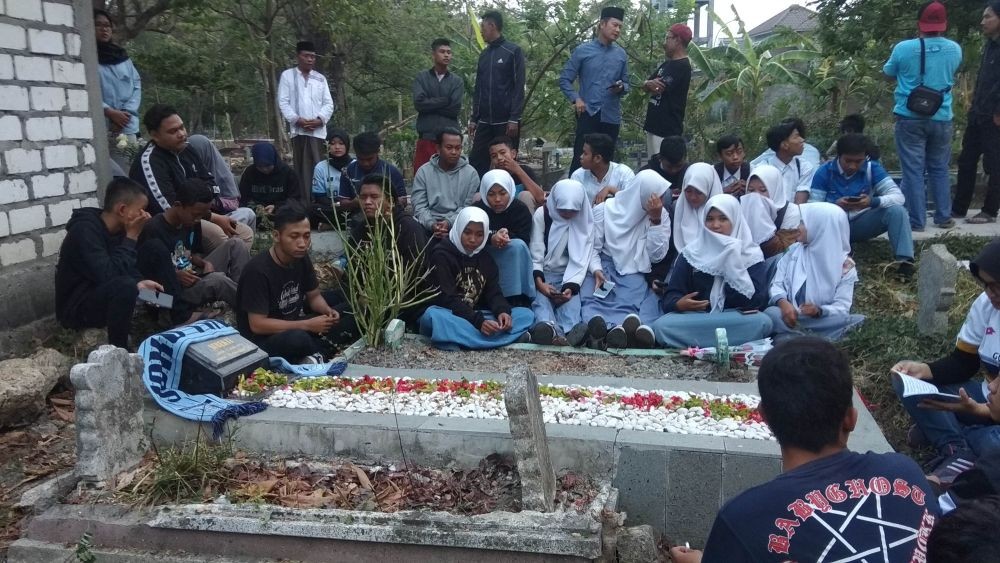 Dua Tahun Kematian Huda, Skuad Persela Kirim Doa dan Tabur Bunga