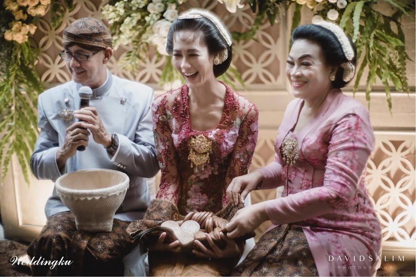 8 Ide Kebaya ala Paula Verhoeven untuk Kamu yang Bertubuh Tinggi