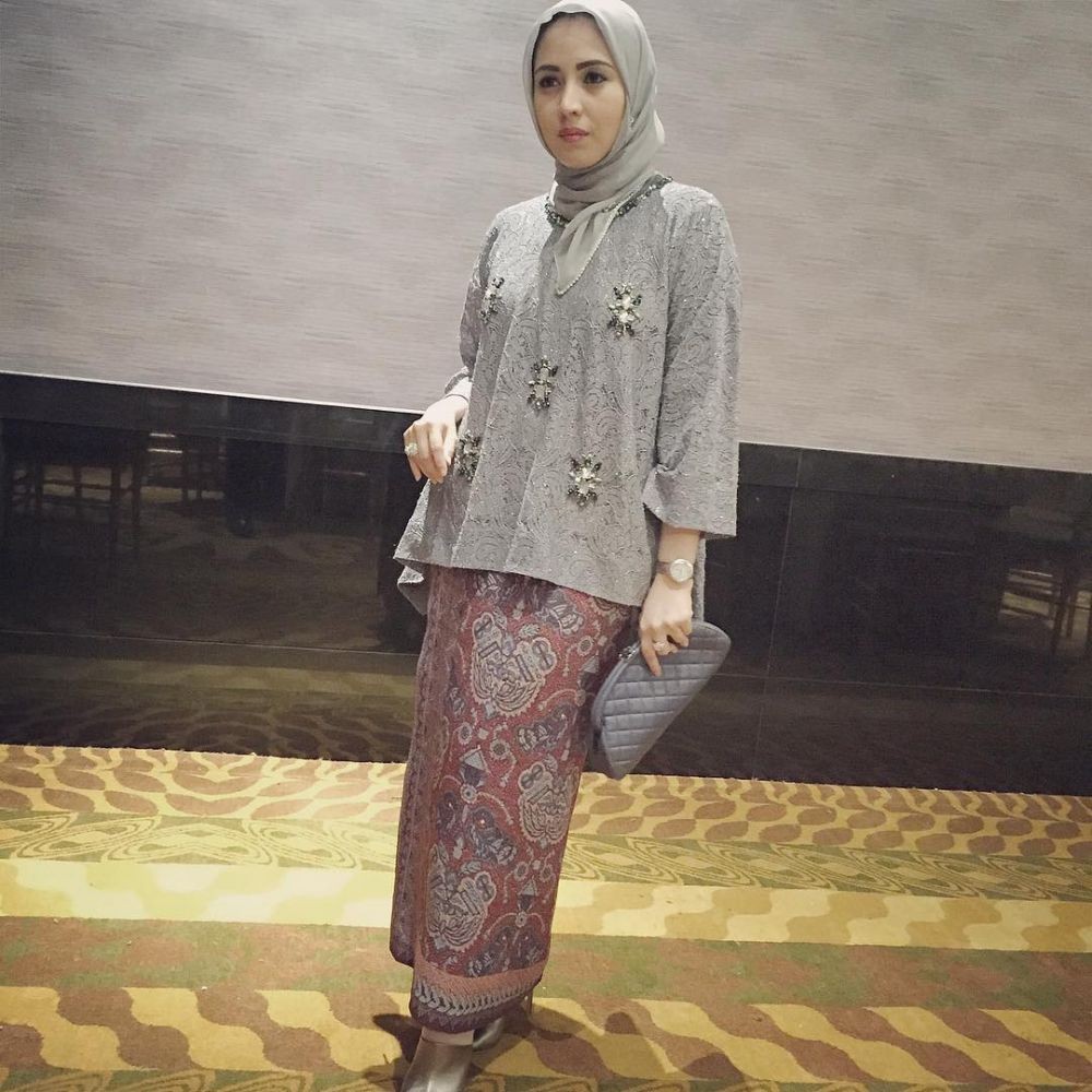 8 Inspirasi Kebaya Hijab ala Sarah Sofia, Desainnya Mewah nan Elegan!