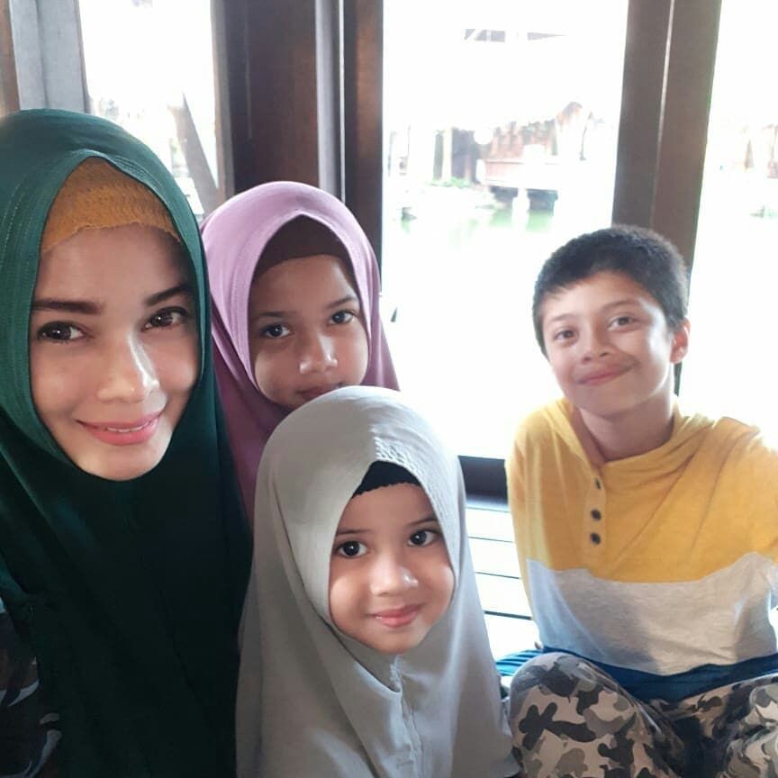 Menengok Jihan Fahira Saat Merawat Keempat Anaknya, Keibuan Banget!