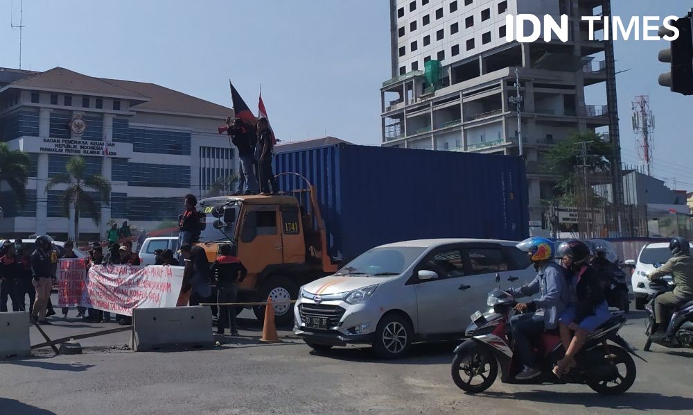 Meski Dilarang, Mahasiswa Makassar Nekat Demo Tolak Pelantikan Jokowi