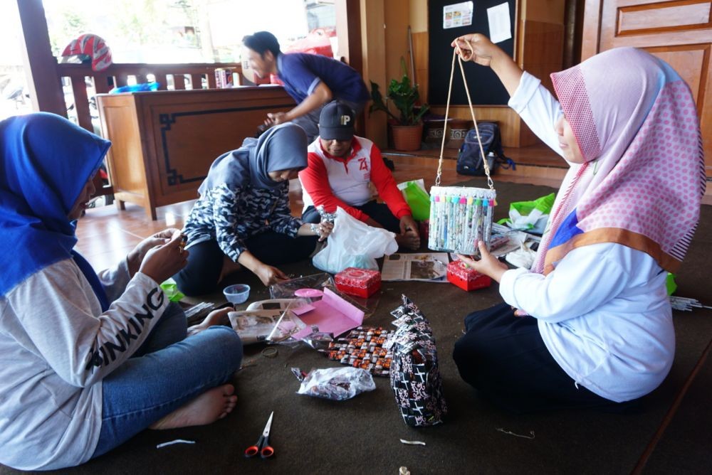 Ibu-ibu di Banyuwangi Belajar Ubah Sampah Plastik Jadi Kerajinan