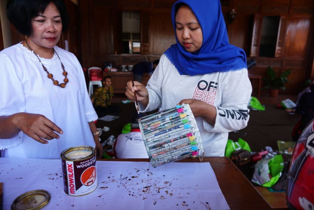 Ibu-ibu di Banyuwangi Belajar Ubah Sampah Plastik Jadi Kerajinan