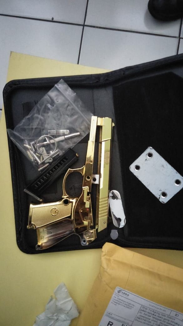 Bea Cukai Denpasar Temukan Amplop Berisi Pistol Gold Tanpa Pemilik