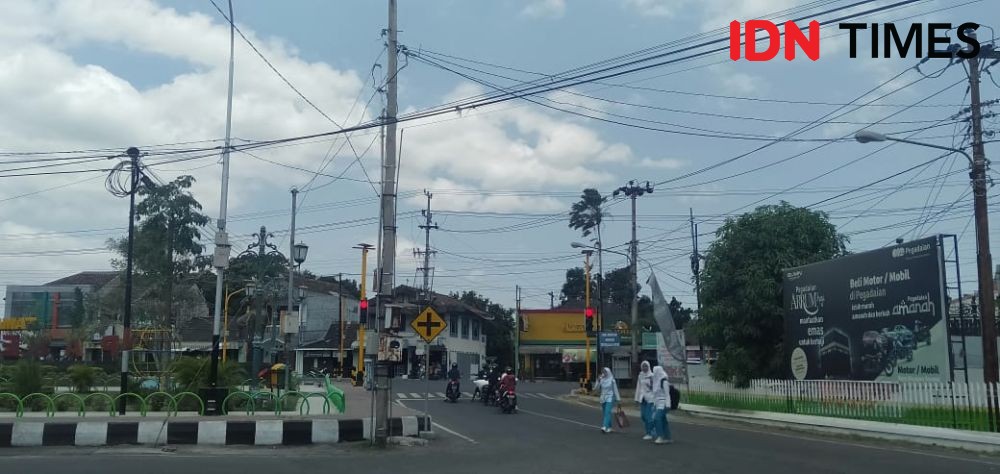 PLN Jogja Heran Kayu Masih Digunakan Sebagai Tiang Listrik 