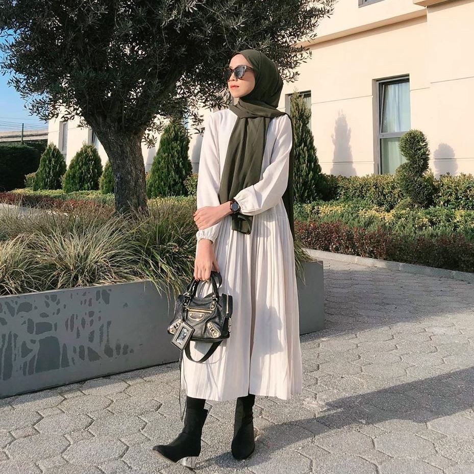 Para Hijabers Tetap Anggun Walau Tak Banyak Gaya, Yuk Coba Pose Ini