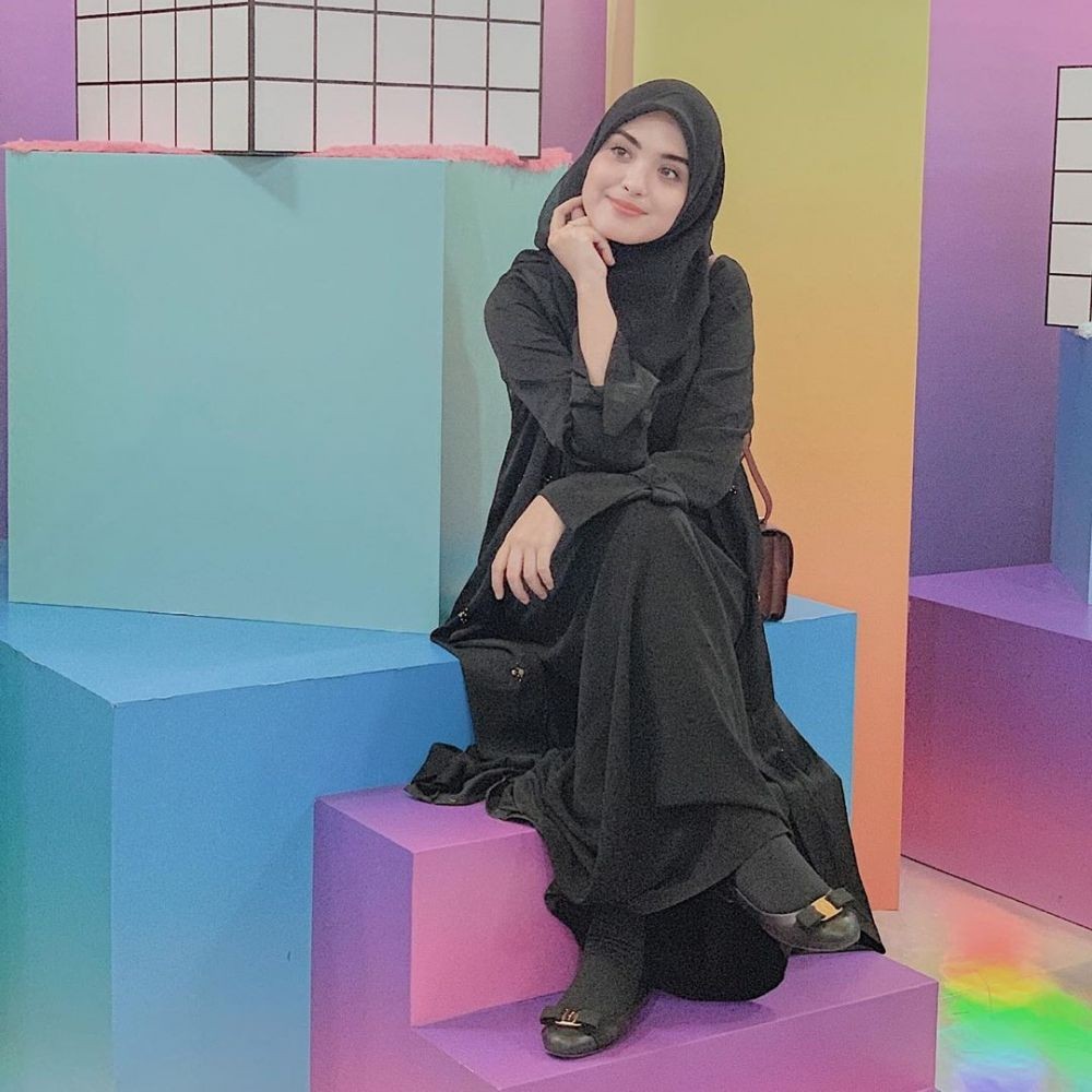 Para Hijabers Tetap Anggun Walau Tak Banyak Gaya, Yuk Coba Pose Ini
