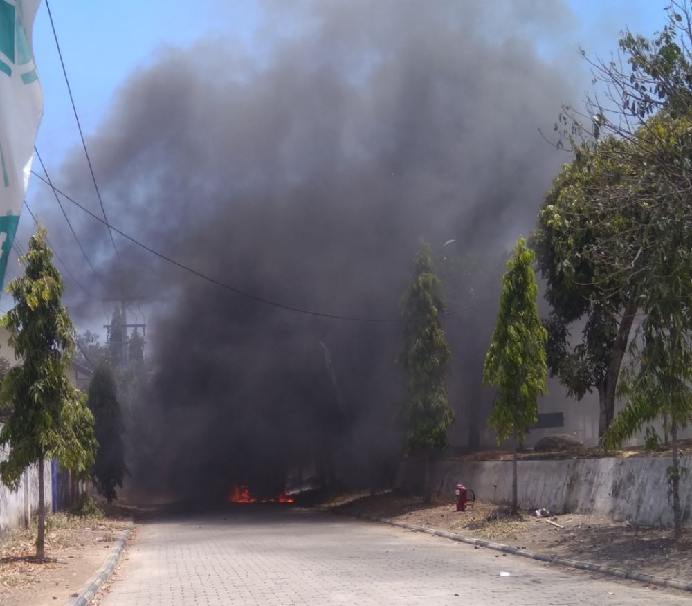 Diduga Korsleting, Satu Unit Mobil Terbakar di Samping SPBU  