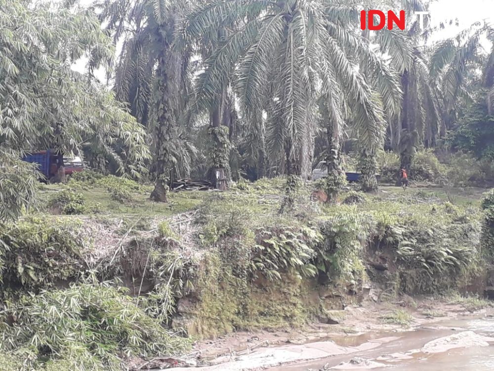 Titi Besi Jalan Lintas Tanah Jawa-Siantar Ambruk Akibat Longsor