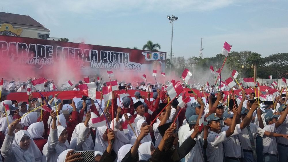 Pelantikan Presiden, Pelajar di Lamongan Bentangkan Bendera Raksasa  