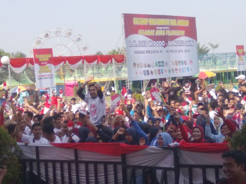 Sambut Pelantikan Jokowi, Warga Madiun Gelar Panggung Merah-Putih  
