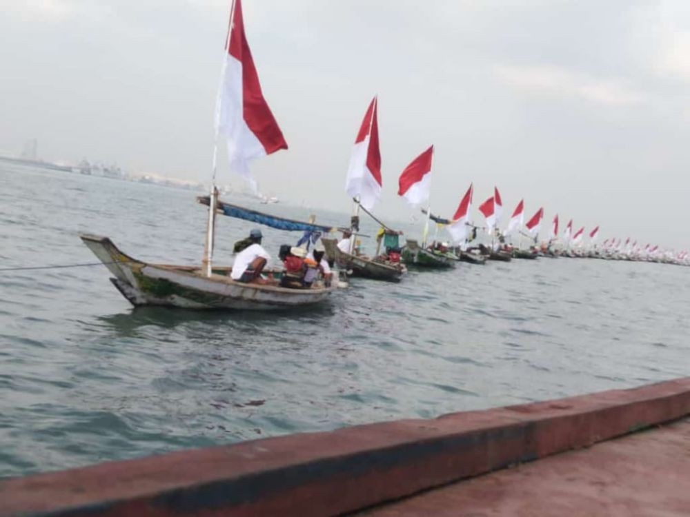 Pelantikan Jokowi-Ma'ruf Amin, Bendera Raksasa Berkibar di Suramadu