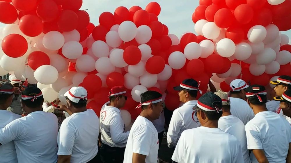 Pelantikan Jokowi-Ma'ruf Amin, Bendera Raksasa Berkibar di Suramadu