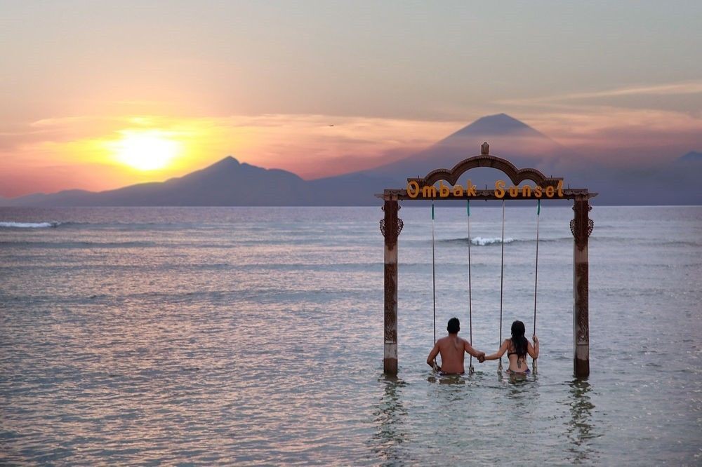 10 Pantai Cantik di Indonesia yang Punya Spot Ayunan Instagramable