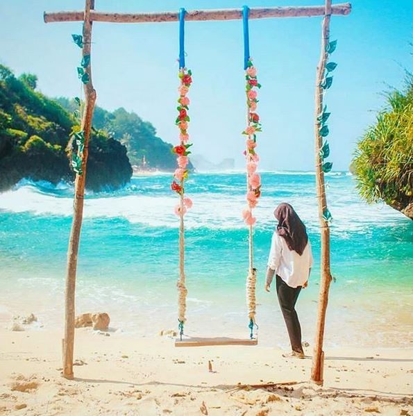 10 Pantai Cantik di Indonesia yang Punya Spot Ayunan Instagramable