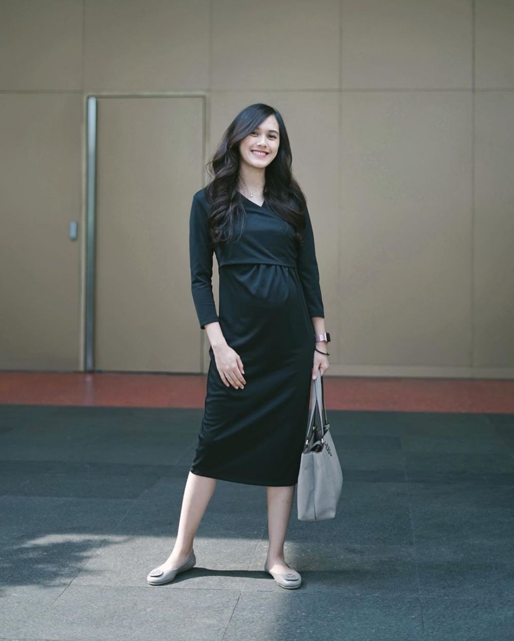 10 Potret Menawan Annissa Soebandono dengan Baby Bump, Bumil Manis!