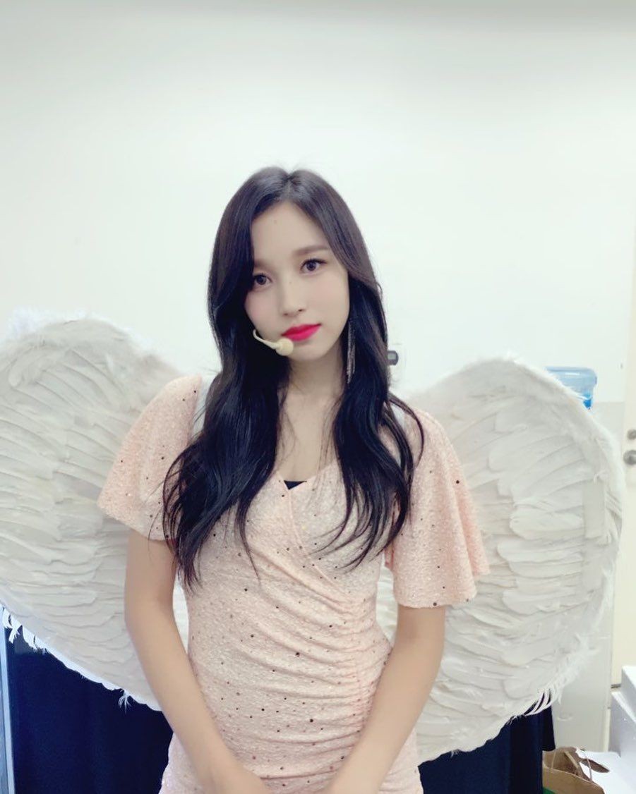 10 Potret Pesona Mina TWICE, Bak Bidadari Senyumnya Bikin Melting!