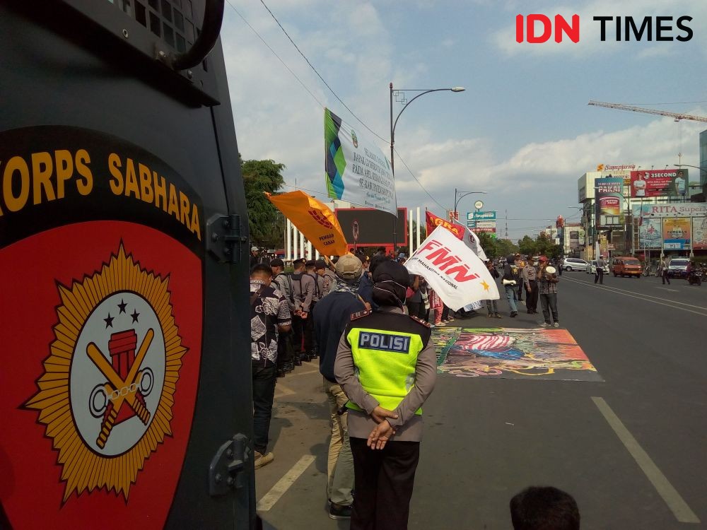 Sampaikan Tuntutan Untuk Jokowi, Demo di Purwokerto Sempat Tegang