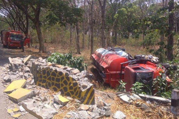 Hendak Menuju Lanud Iswahjudi, Truk Pengangkut Avtur Terguling