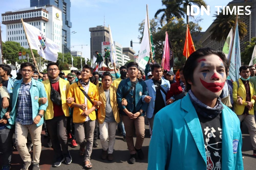 [FOTO] Joker Ikut Demonstrasi Mahasiswa Depan Istana