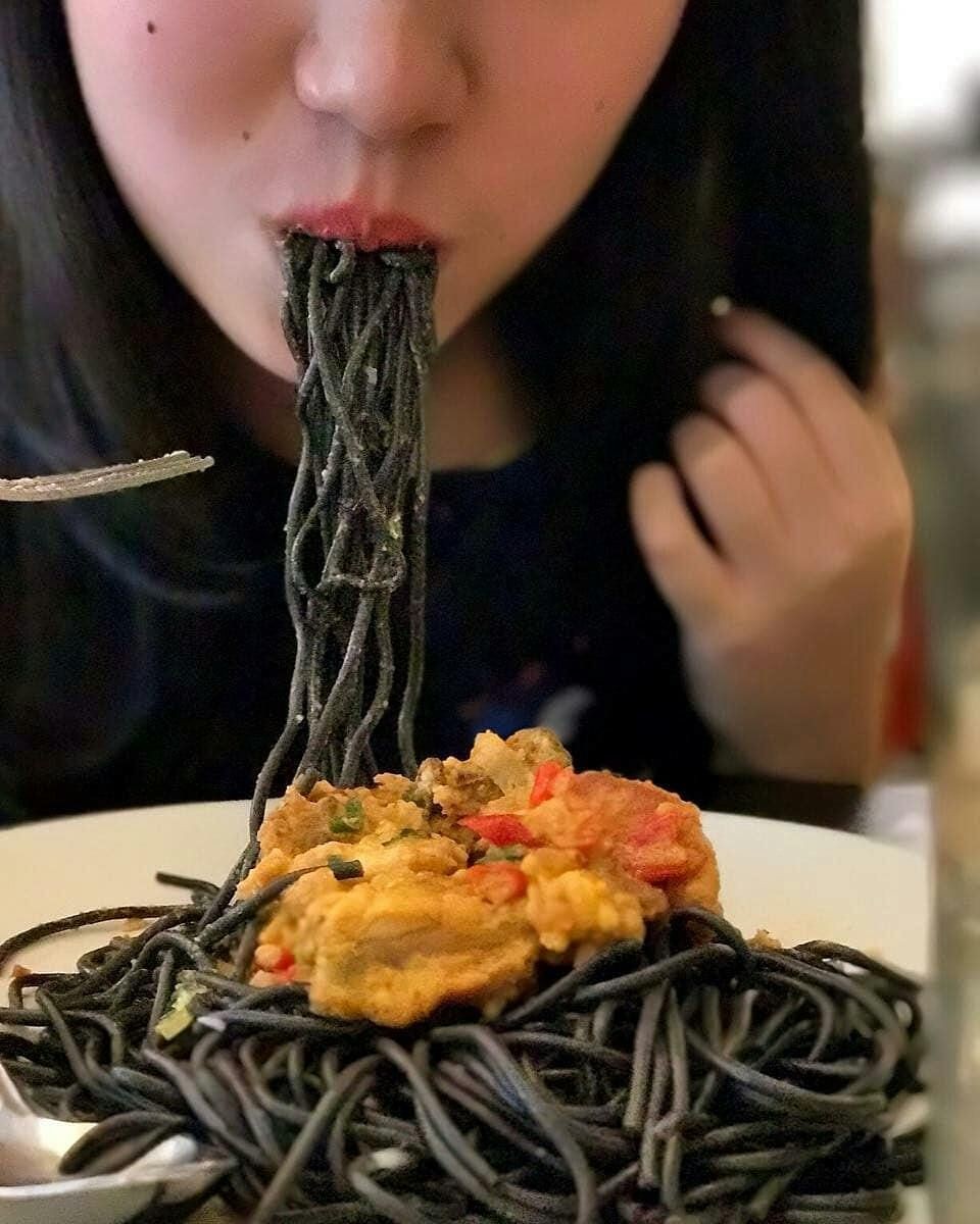 10 Makanan Berwarna Hitam yang Bikin Lapar Mata, Sudah Pernah Coba?