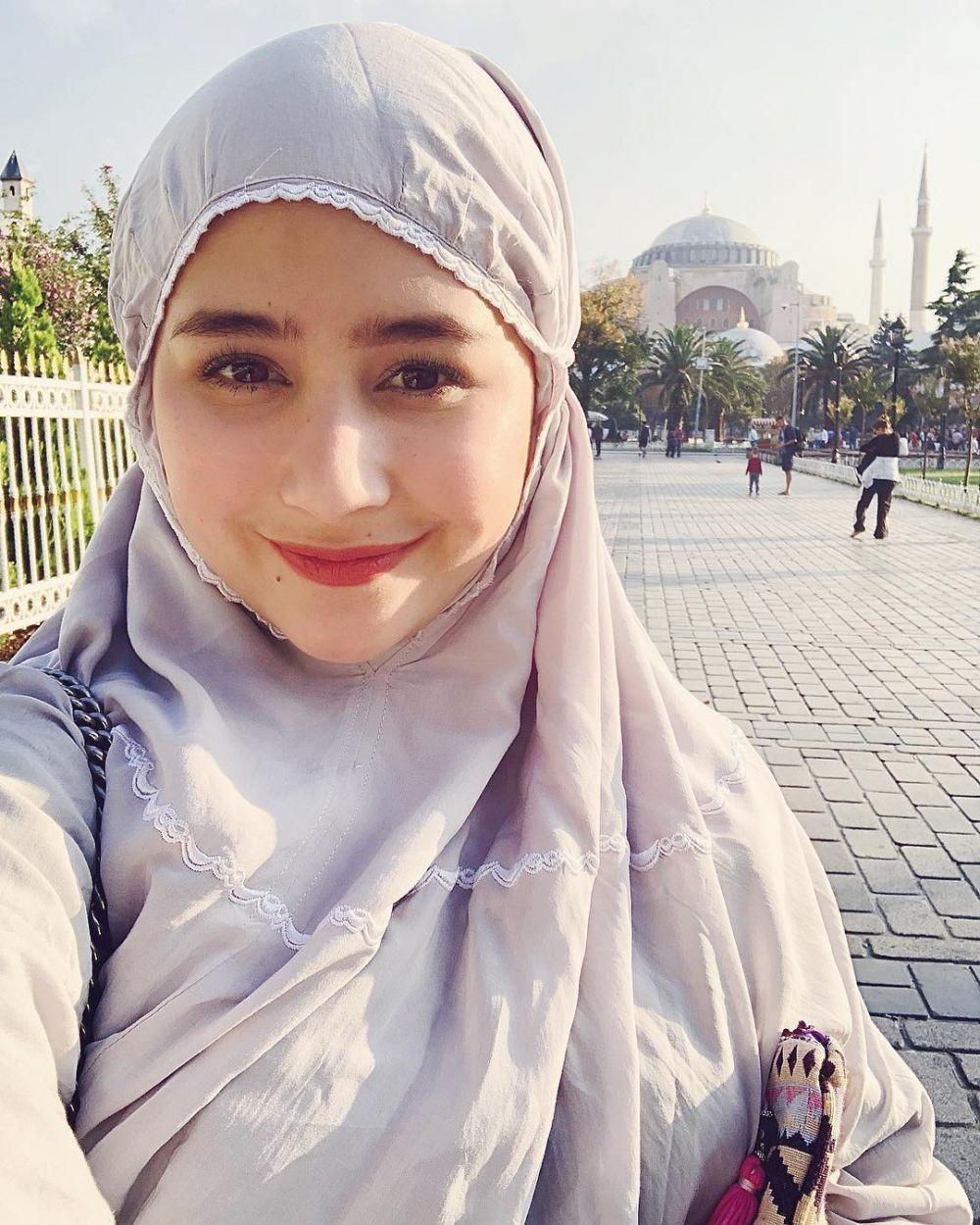 Adem Lihatnya! 10 Potret Memesona Prilly Latuconsina Kenakan Hijab