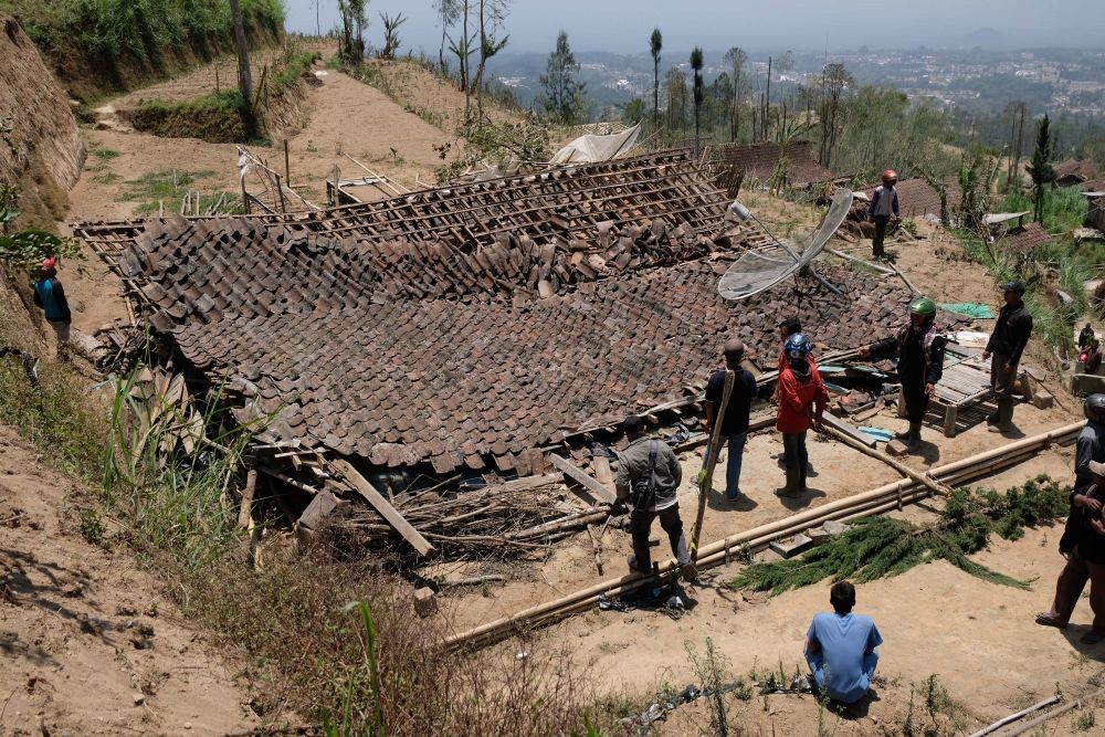 Ratusan Rumah Rusak Diterjang Angin Puting Beliung di Bandung