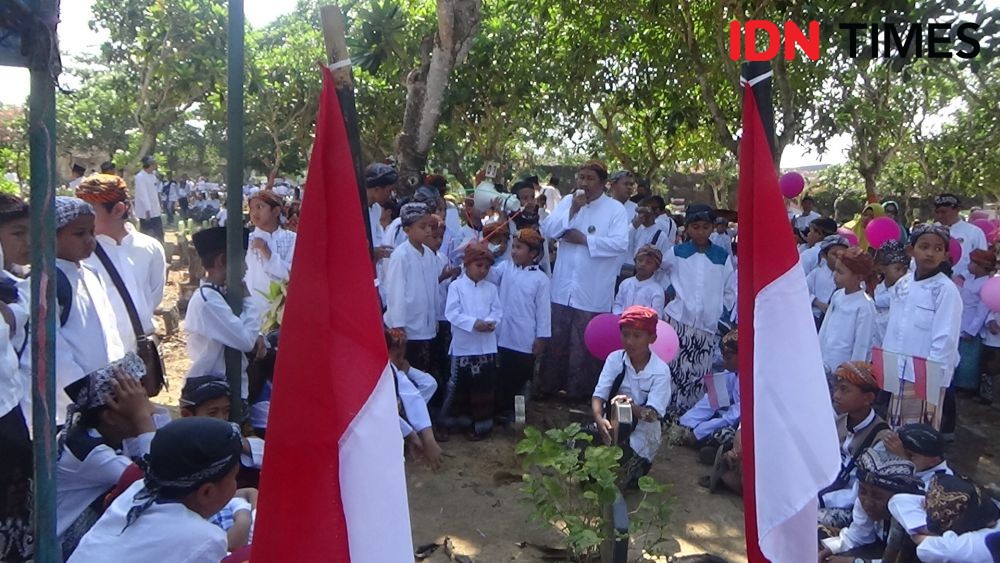 Hari Santri Nasional, Siswa MI di Kudus Kirab 22 Bendera Merah Putih