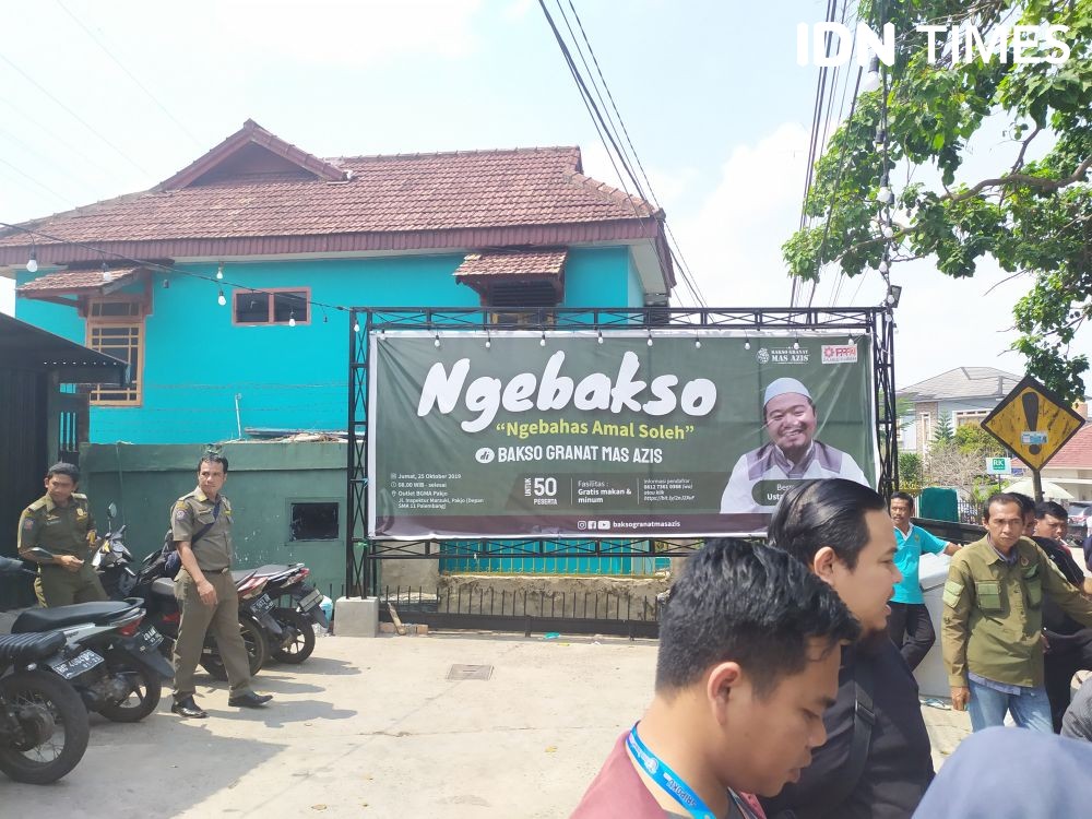 Pemilik Bakso Granat Mas Azis Terdiam saat Disegel Pemkot Palembang  