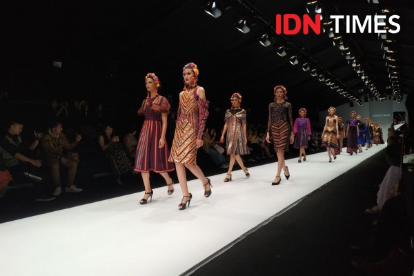 Kolaborasi Defrico Audy dan 7 Pengrajin Tenun Lokal NTT di JFW 2020