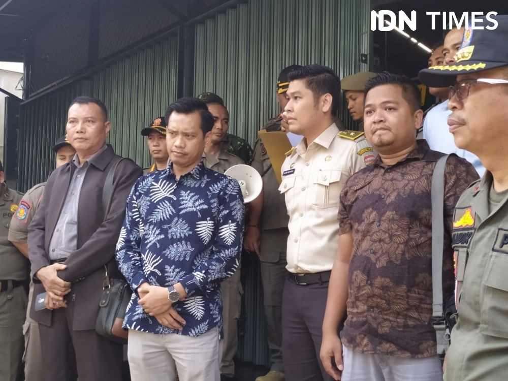 Pemilik Bakso Granat Mas Azis Terdiam saat Disegel Pemkot Palembang  