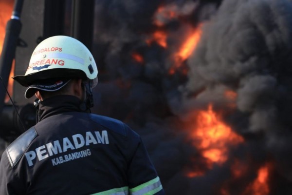 PT KCIC Lakukan Investigasi Terkait Kebakaran Pipa Pertamina di Cimahi