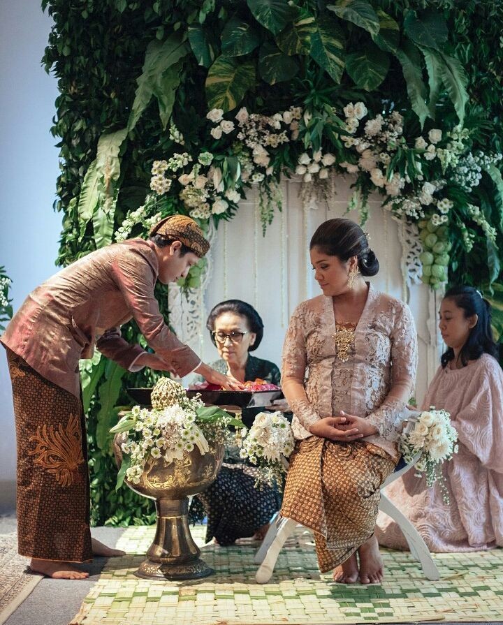 Gaya Franka Franklin, Istri Nadiem Makarim dengan Busana Adat Jawa