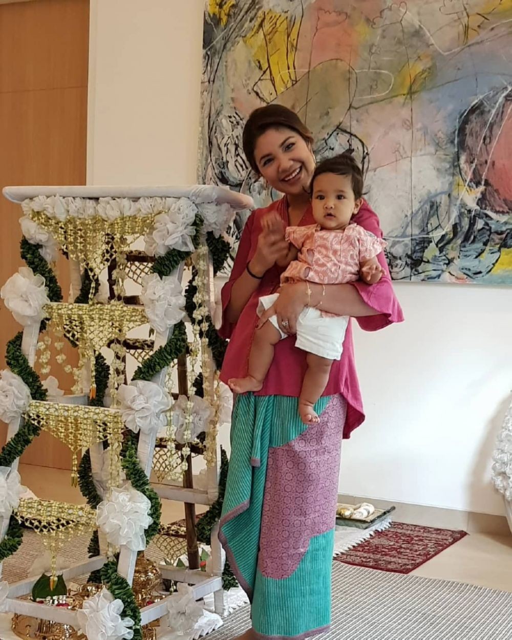 Gaya Franka Franklin, Istri Nadiem Makarim dengan Busana Adat Jawa