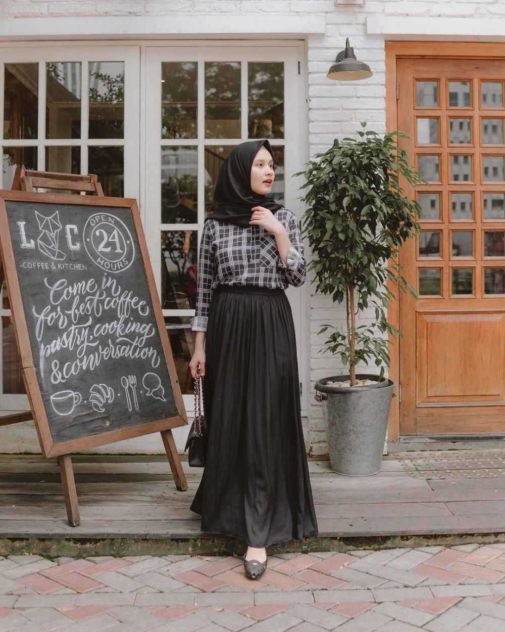 Selaras & Pantas! Ini Ide Padu Padan Rok ala Dwi Handa untuk Ngantor