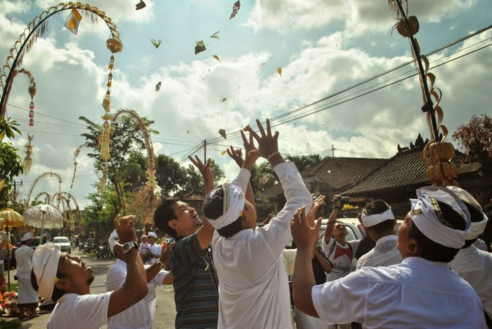 8 Ritual Budaya di Indonesia yang Bikin Turis Asing Keheranan & Kagum