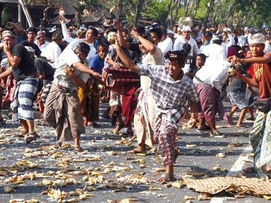 8 Ritual Budaya di Indonesia yang Bikin Turis Asing Keheranan & Kagum