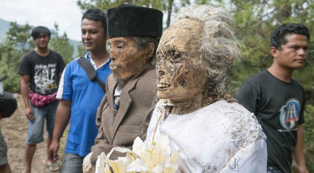 8 Ritual Budaya di Indonesia yang Bikin Turis Asing Keheranan & Kagum