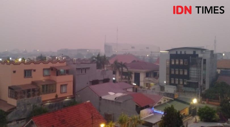 Abu Hasil Karhutla Kotori Rumah Warga, Udara di Palembang Berbahaya