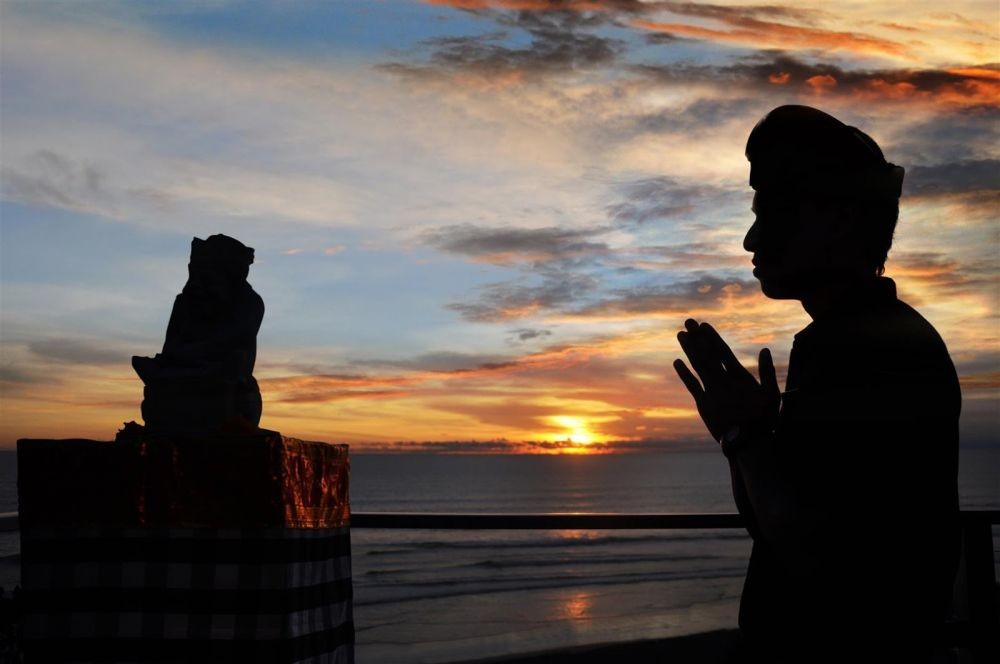 8 Ritual Budaya di Indonesia yang Bikin Turis Asing Keheranan & Kagum