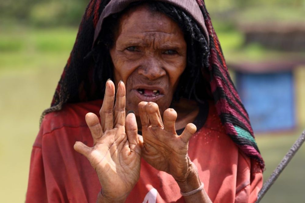 8 Ritual Budaya di Indonesia yang Bikin Turis Asing Keheranan & Kagum