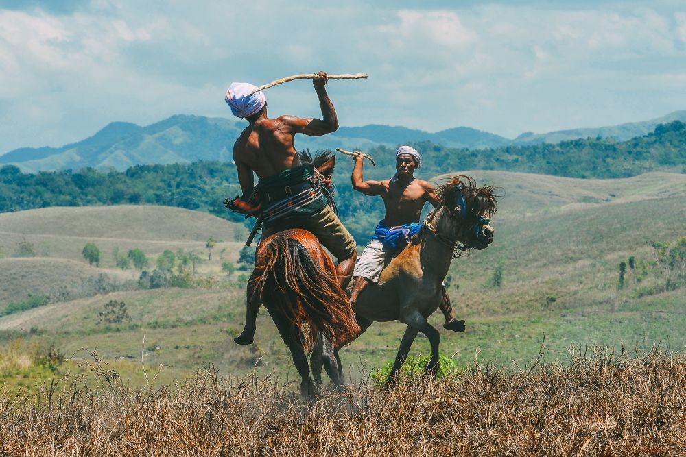 8 Ritual Budaya di Indonesia yang Bikin Turis Asing Keheranan & Kagum